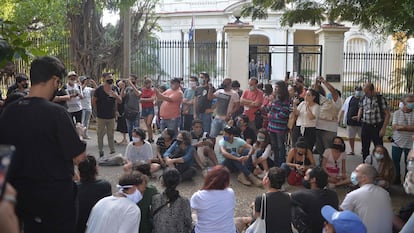 Un grupo de artistas e intelectuales se congrega frente al Ministerio de Cultura en La Habana, este viernes.