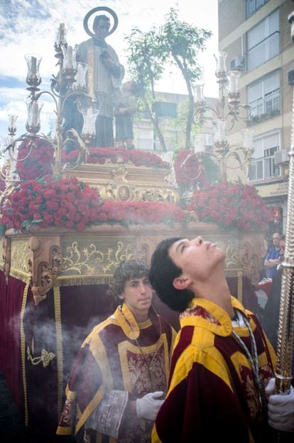 La vida sigue: "El hospital estaba en el corazón de uno de los barrios más antiguos y tradicionales de Sevilla, Triana... Afuera era Semana Santa y los devotos desfilaban".