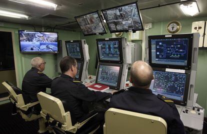 Varios miembros de la tripulación de la fragata, en la sala de control de la plataforma de popa.