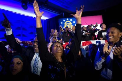 Partidarios del senador demócrata de Georgia, Raphael Warnock, festejan su reelección, la noche del martes en Atlanta.
