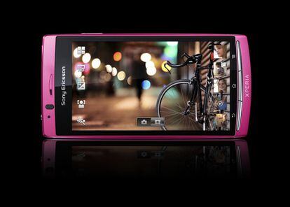 Sony Xperia Arc S, uno de los teléfonos más potentes del mercado se tiñe de rosa fucsia para la ocasión. Cuesta 429 euros.