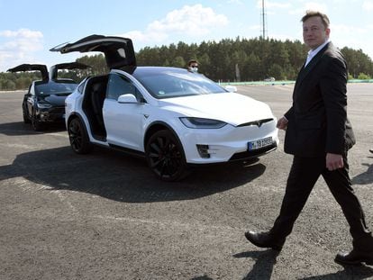 Elon Musk, en una fábrica de Tesla en Grünheide, cerca de Berlín (Alemania), en 2020.