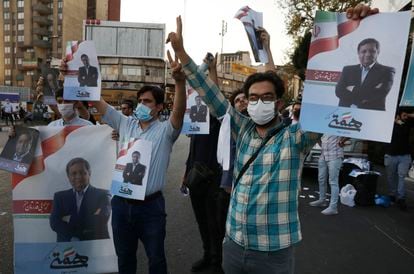Seguidores del candidato presidencial Abdolnaser Hemmatí, en una manifestación de apoyo, el martes en Teherán.