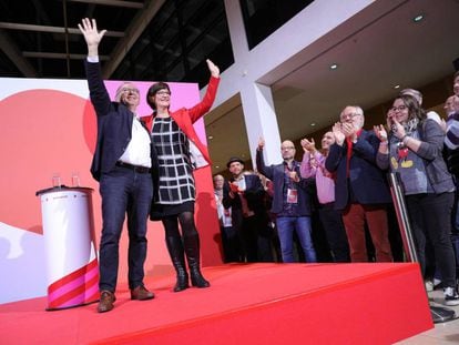 Norbert Walter-Borjans y Saskia Esken celebran su triunfo en la sede del partido socialdemócrata en Berlín. 