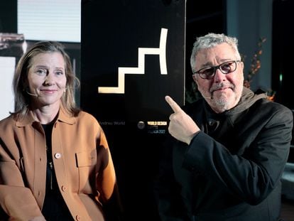 El arquitecto y diseñador francés Philippe Starck, y la comisaria del MoMA de Nueva York, Paola Antonelli, en el Palau de Les Arts de Valencia, este jueves, junto al logotipo de Andreu World, de cuyo premio fueron miembros del jurado.