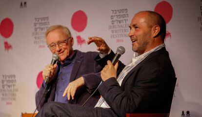 El escritor israel&iacute; David Grossman (izquierda) y Colum McCann, anoche en el debate inaugural del V Festival de Escritores de Jerusal&eacute;n.