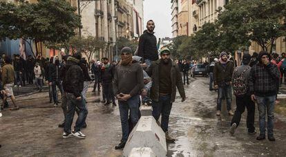 Manifestantes este sábado en las calles de Beirut.