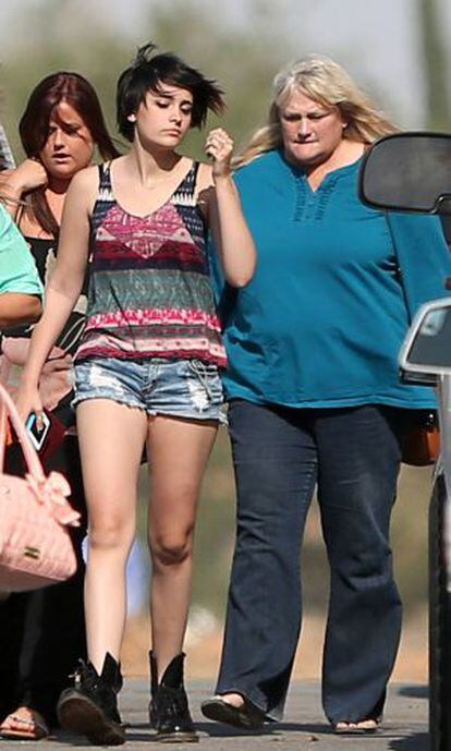 Paris Jackson, con su madre, Debbie Rowe, a principios de mayo.