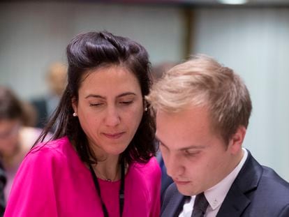 Valérie Hayer, con uno de sus colaboradores, en una reunión en el Parlamento Europeo, en Bruselas, el 15 de noviembre de 2019.