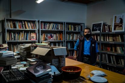Jose Domingo Romero Hernández organiza los libros de la biblioteca 19S, dedicada a los muertos del sismo de Ciudad de México.