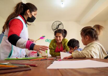 Niños y padres aprenden a leer y escribir con una de las tutoras de Fundación Dignamente, en Quimilí (Argentina).