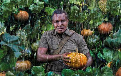 John Kariuki Mwangi, "el guardián de las semillas", con las calabazas de un campo de Lare, en Kenia.