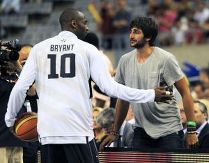 Bryant y Ricky Rubio se saludan antes del partido