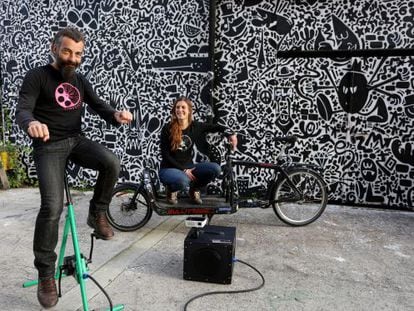 Carmelo López e Isabel Segura, con el equipo de Cinecicleta (la caja blanca es el proyector).
