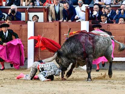 El torero Emilio de Justo, en su caída tras ser cogido por el primer toro de la tarde en Las Ventas.