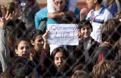 Alumnos del instituto Jorge Juan de Alicante protestaron ayer por el corte del suministro el&eacute;ctrico.
