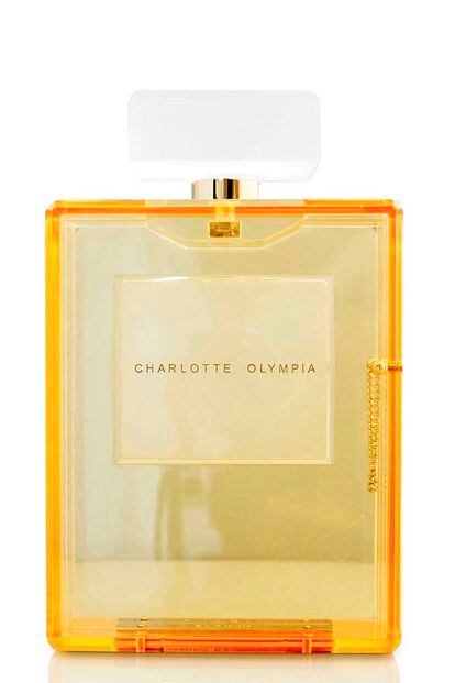 Charlotte Olympia se ha inspirado en perfumes de un boudoir parisino para dar forma a tres clutches que ha denominado 'Aroma'. Este 'Yellow Scent' cuesta 940 euros.