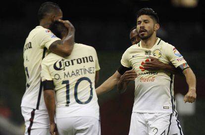 Peralta (d) celebra su gol frente a Necaxa