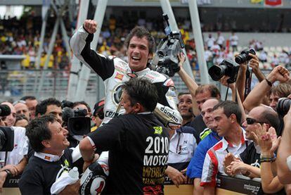 Toni Elías celebra su victoria en Moto2.