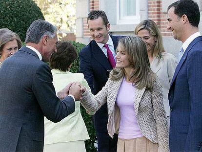 Doña Letizia saluda al presidente de Portugal con el resto de la familia real.