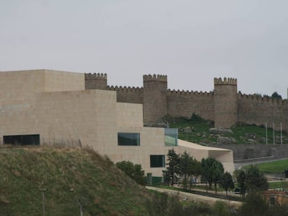 Centro de convenciones municipal de Ávila junto a las murallas medievales.