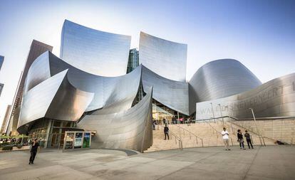 Inaugurado en 2003 en honor al célebre productor, el Walt Disney Music Hall fue proyectado por Frank Gehry. Es la sede de la Orquesta Filarmónica de Los Ángeles.