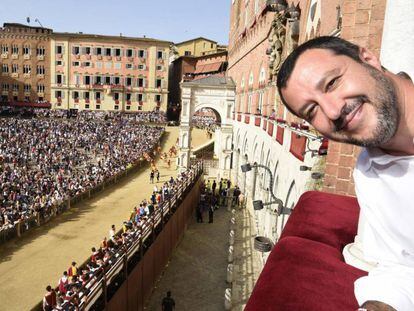 Matteo Salvini se hace un selfie en la plaza de Siena donde se celebraba el Palio. 