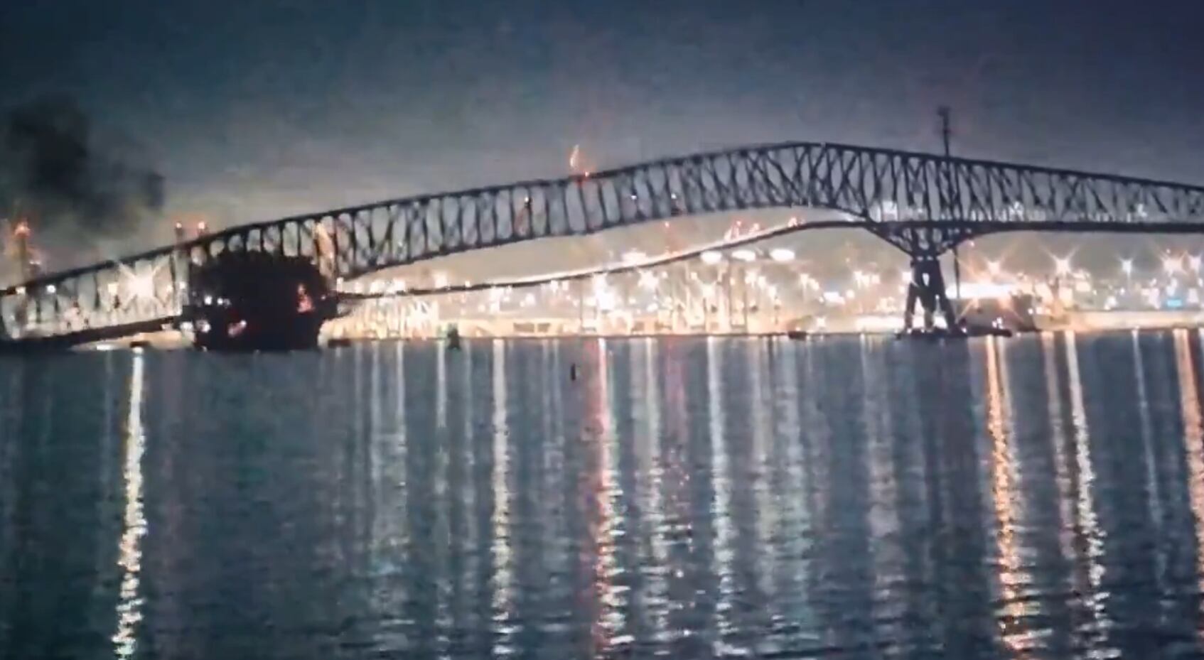 Un barco choca contra el mayor puente de Baltimore y lo derrumba mientras lo cruzaban coches