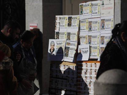 Colas para comprar lotería en Madrid.