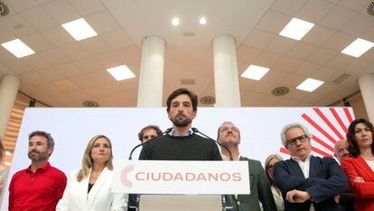 El secretario general de Ciudadanos, Adrián Vázquez (centro), junto a la líder del partido, Patricia Guasp (tercera por la izquierda), durante una rueda de prensa ofrecida tras la reunión del Comité Nacional, este martes, en la sede del partido en Madrid.