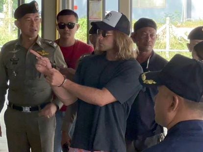 Daniel Sancho, esposado y rodeado de agentes de policía, durante un recorrido por la isla de Koh Phangan (Tailandia) para reconstruir el asesinato del colombiano Edwin Arrieta, en una imagen facilitada por la policía tailandesa.
