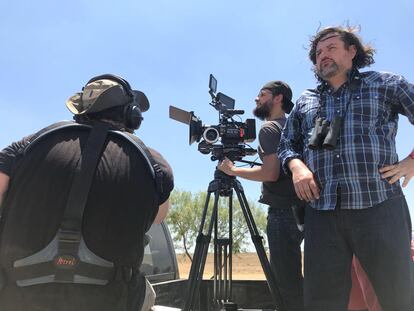 Osorno, a la derecha, durante la filmación de uno de sus documentales.