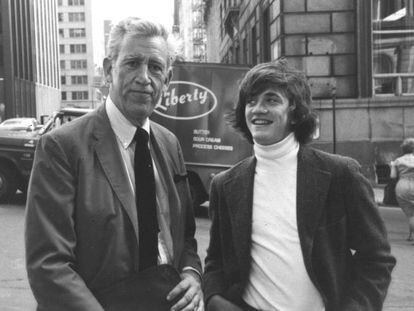 J.D. Salinger con su hijo, Matt, en Nueva York, en 1975.