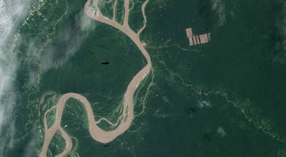 Calvas provocadas por la deforestación en la selva amazónica peruana, junto al río Amazonas.