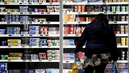 Una mujer hace la compra en un supermercado de La Verrie, Francia, el pasado diciembre.