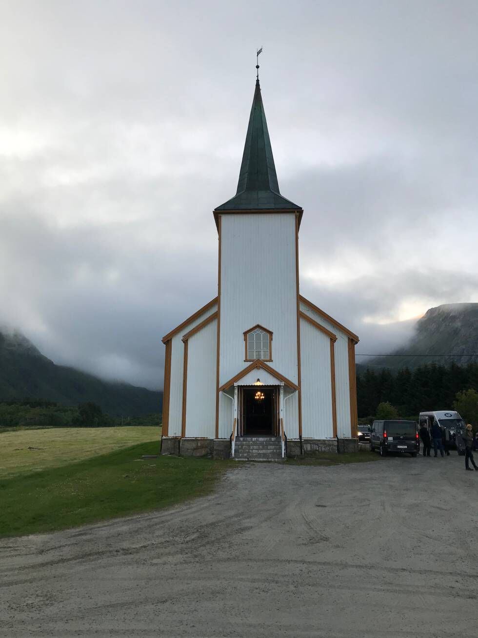 Los músicos abandonan la pequeña iglesia de Valberg después del concierto del jueves por la noche.