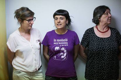 De izquierda a derecha, Mireia Vehí, Anna Gabriel y Gabriela Serra.