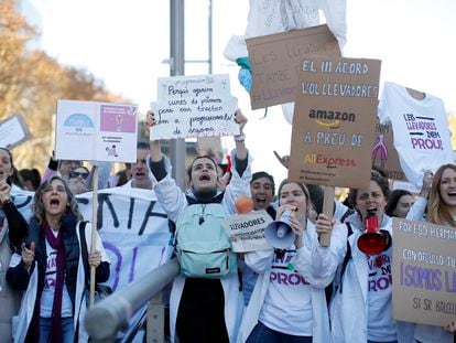 Centenares de enfermeras se manifiestan por el centro de Barcelona en el cuarto día de la huelga indefinida, el pasado 15 de diciembre.