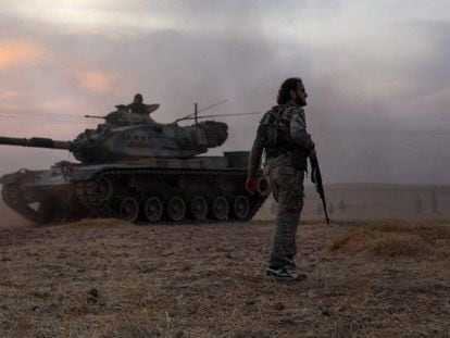 Soldados en torno a un tanque turco en el norte de Siria. En vídeo, declaraciones de Mike Pence, videpresidente de EE UU, y de Recep Tayyip Erdogan, presidente de Turquía.