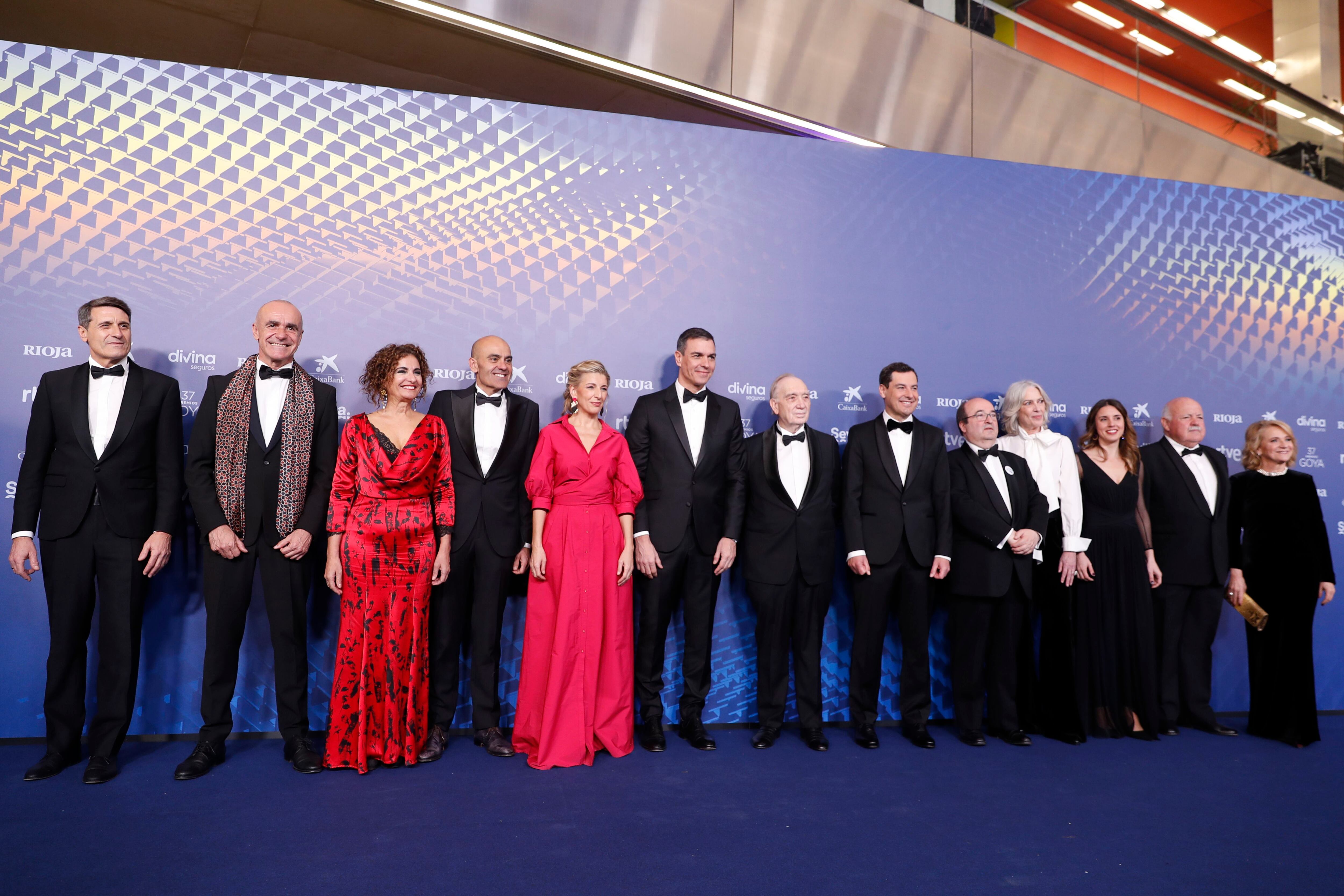El presidente del Gobierno, Pedro Sánchez, acompañado por otras autoridades y miembros de la Academia de Cine, en la alfombra previa a la ceremonia.
