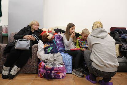 Una mujer ucrania da de comer a sus hijos, tras llegar a Madrid en un viaje en autobús organizado por una ONG, el pasado día 11 de marzo.