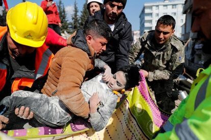 Mehtez Farac, de 8 años, tras ser rescatado de entre los escombros de un edificio en la ciudad de Hatay (Turquía). 