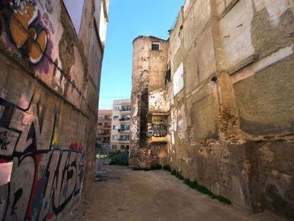 De la muralla àrab sobreviu poc més que una torre mig enrunada, al costat del carrer d’En Borràs, en ple cor del barri del Carme.