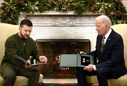 Zelenski entrega la medalla de un soldado a Biden en el Despacho Oval, este miércoles en la Casa Blanca.