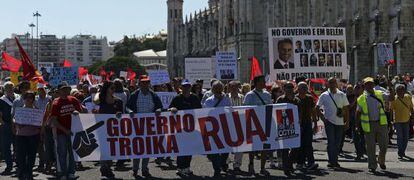 Un grupo de manifestantes sujeta una pancarta en la que se lee &quot;&iexcl;Gobierno de la troika, a la calle!&quot; en Lisboa.  
