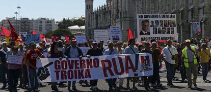 Un grupo de manifestantes sujeta una pancarta en la que se lee "¡Gobierno de la troika, a la calle!" en Lisboa.