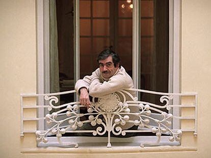 Antonio Muñoz Molina (Úbeda, 1956), autor de &#39;Ventanas de Manhattan&#39;, en el balcón de su casa en Madrid.