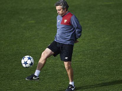 Juanma Lillo durante el &uacute;ltimo entrenamiento del Sevilla.