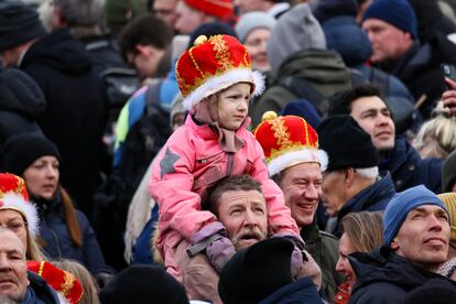 Público reunido en el centro de Copenhague para asistir a la coronación de Federico X, este domingo.