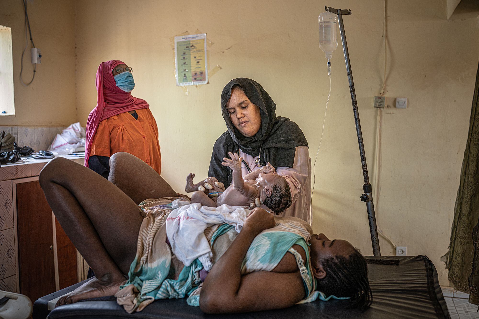 Yaba asiste a Mint en el parto de su primer hijo en el centro de salud de Guerou. En este lugar tienen lugar alrededor de 10 partos diarios, la mayoría de ellos de mujeres que provienen de zonas rurales.  